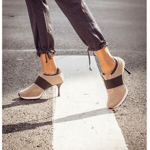 New Sneex high heel sneaker by Sara Blakey sz 9 camel and black